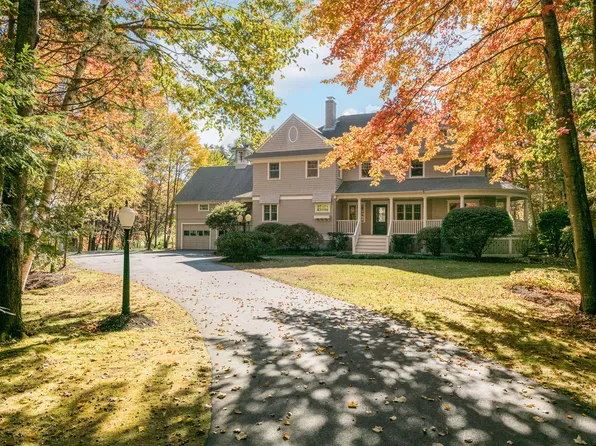 26 Woodlands Drive, Falmouth, ME 04105