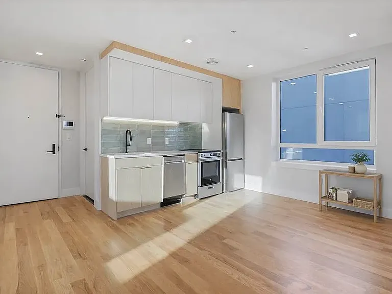 322 Graham Ave #2B — Photo 2