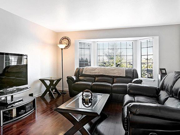 4th image of 3618 Nassau Ave NE