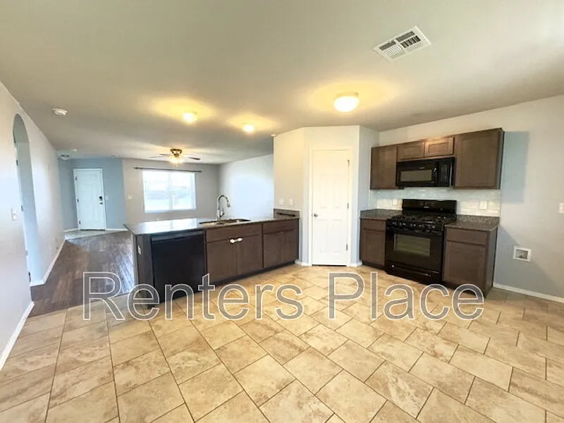 4 bed, 2.0 bath, 1433 sqft, $1,795 — Photo 4
