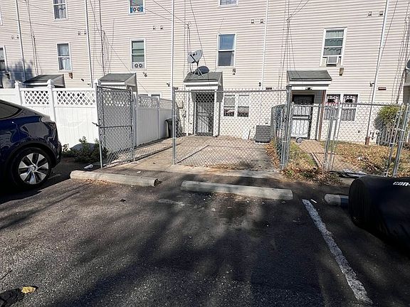 5th image of 1610 Diamond St
