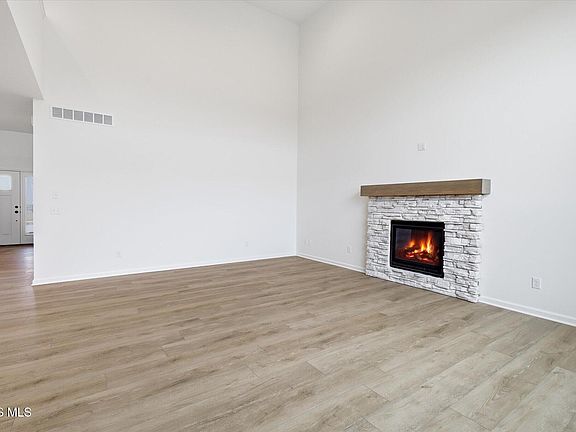 3rd image of 161 Bentley Dr