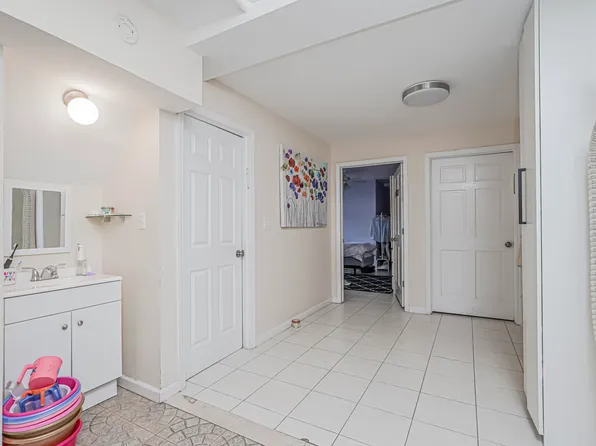 33 Manhattan Court image 22 of 32