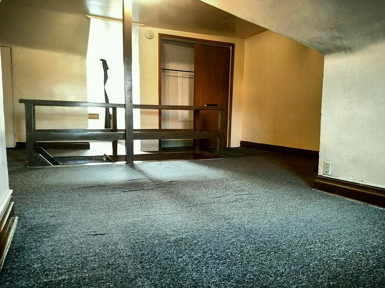 New carpet in spacoius 3rd floor
