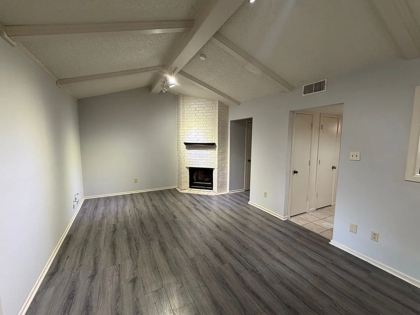 TownHome near LCU, Tech and Medical — Photo 3