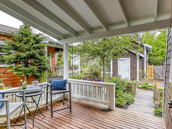 5th image of 303 Ericksen Ave NE