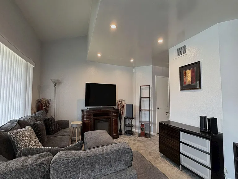 831 Carlton Privado — Photo 5