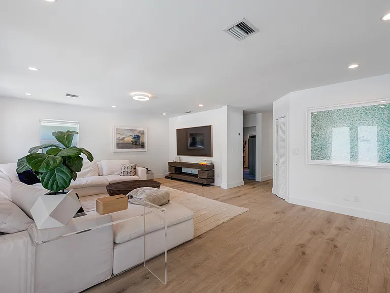 930 Stillwater Dr — Photo 4