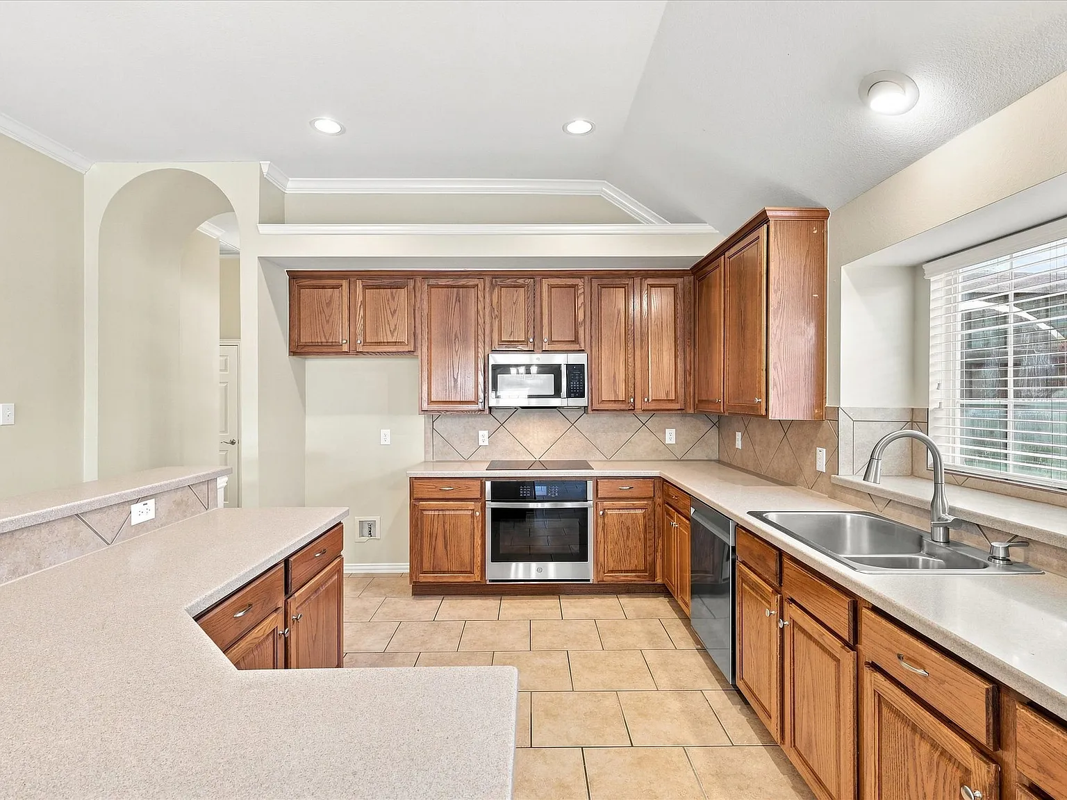 3 bed, 2168 sqft, $2,600 — Photo 2