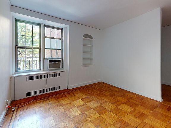 5th image of 25 Minetta Ln APT 2E