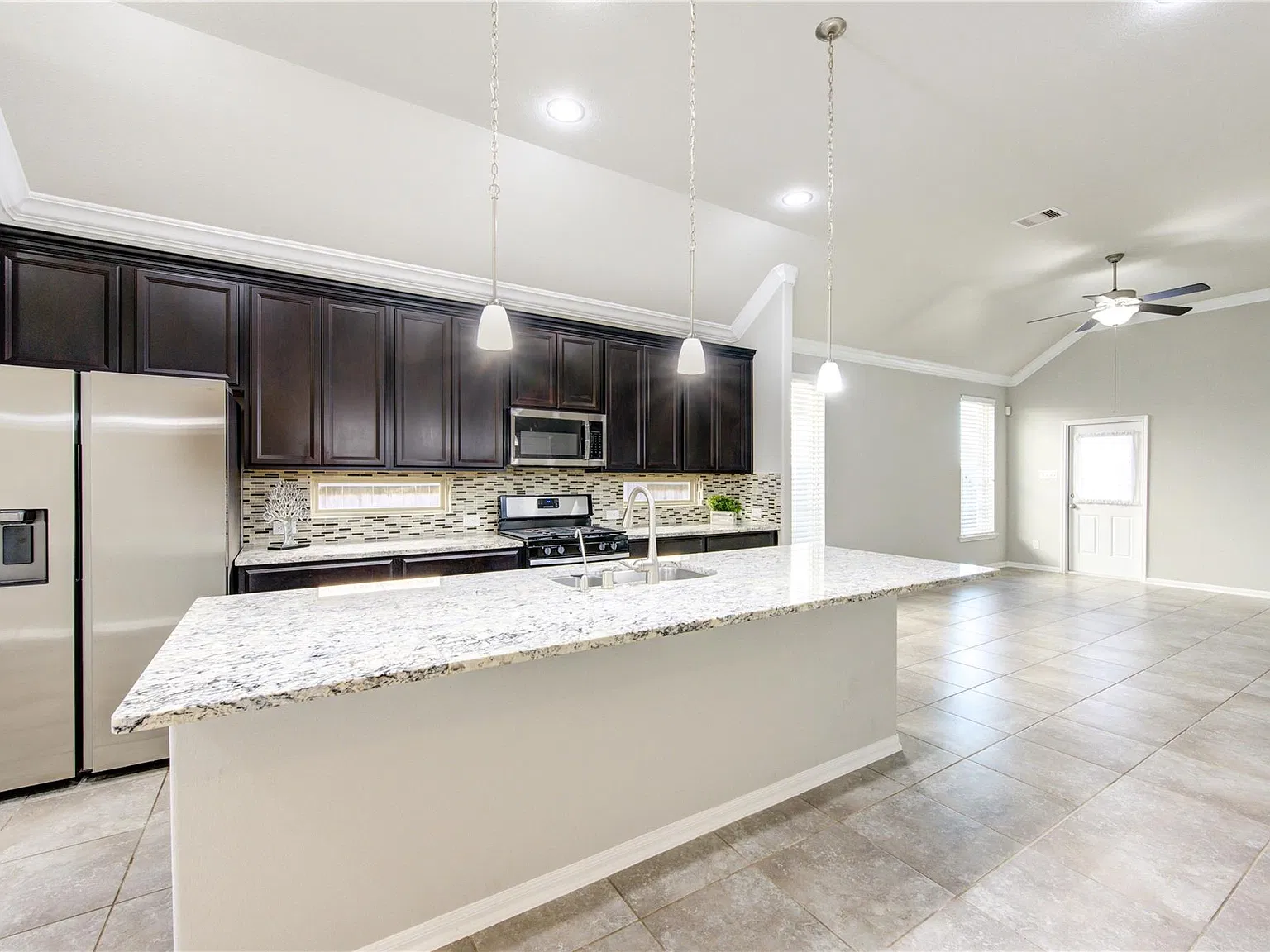 4 bed, 2.0 bath, 1737 sqft, $2,500 — Photo 4
