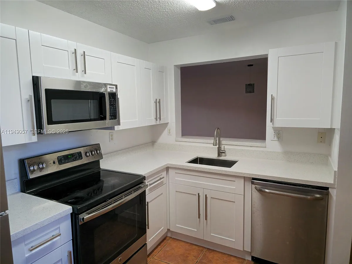 Building Photo - 4744 NW 114th Ave #202