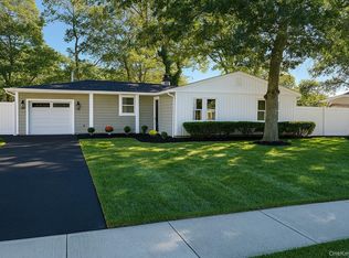 15 Spurwoods Ln, Farmingville, NY 11738