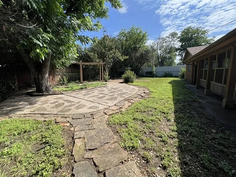 2820 Southgate Dr — Photo 19