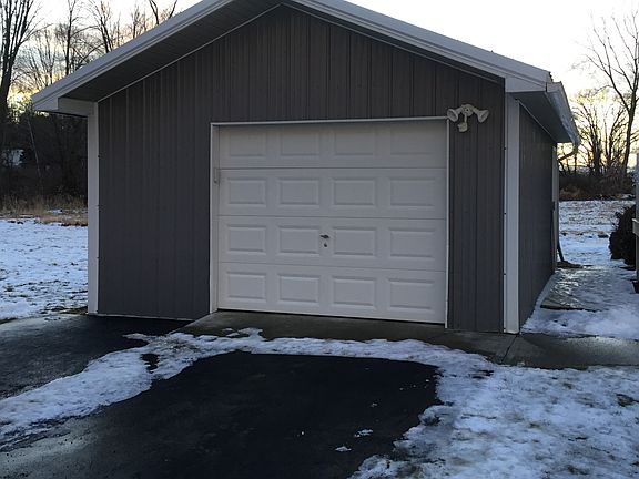 24x16 Garage/ paved driveway