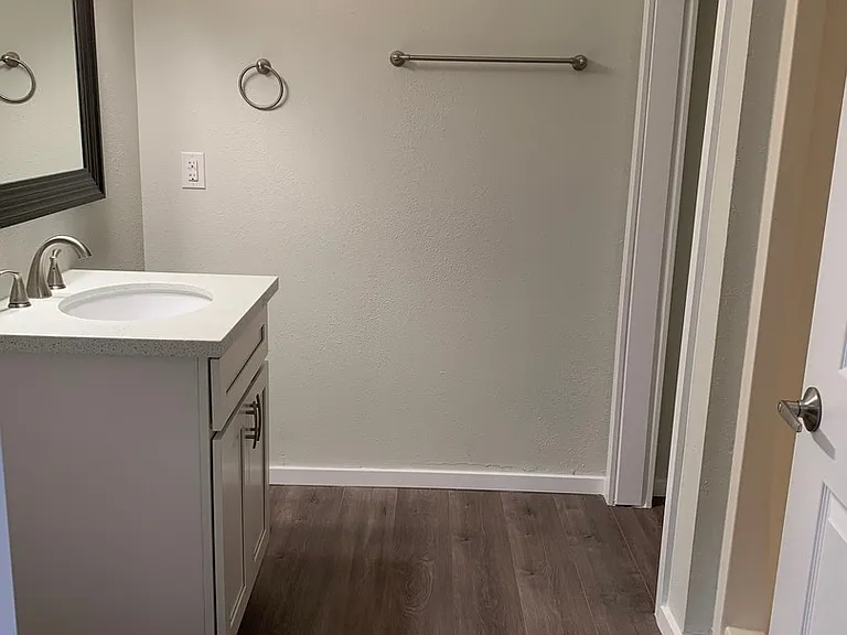 ES2605 - T Street Apartments — Photo 14