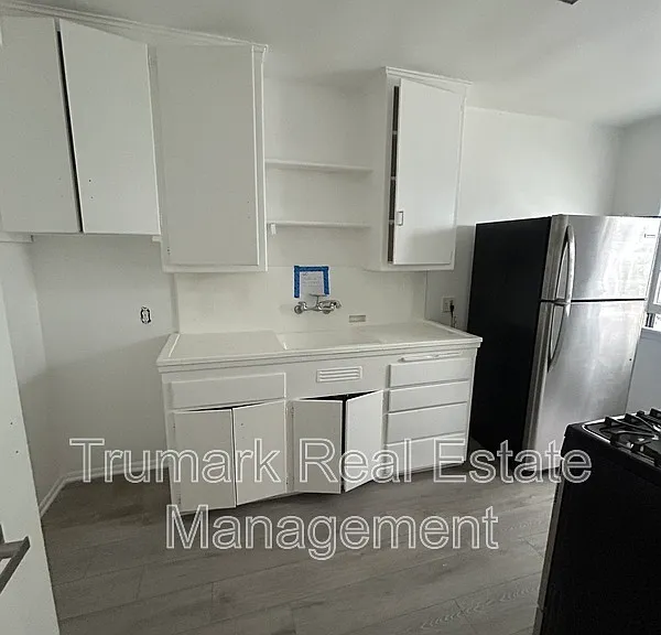 106 E Randolph St — Photo 3