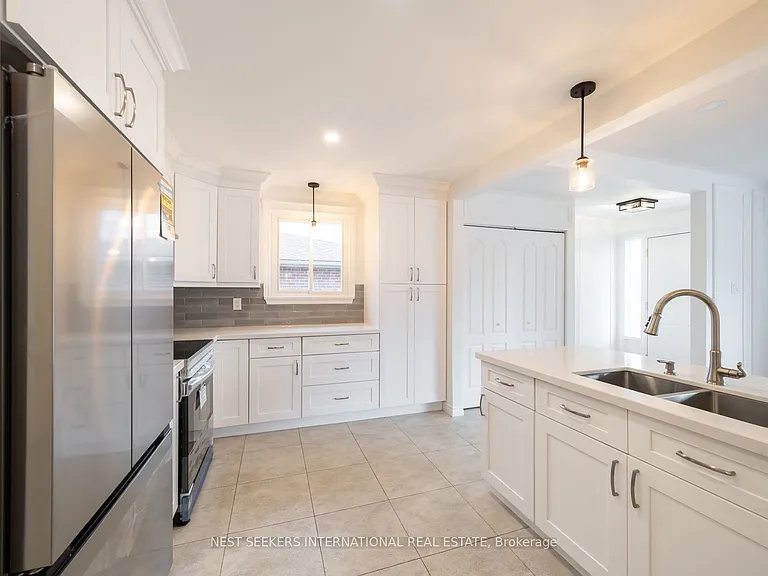24 Thorncrest Rd — Photo 9