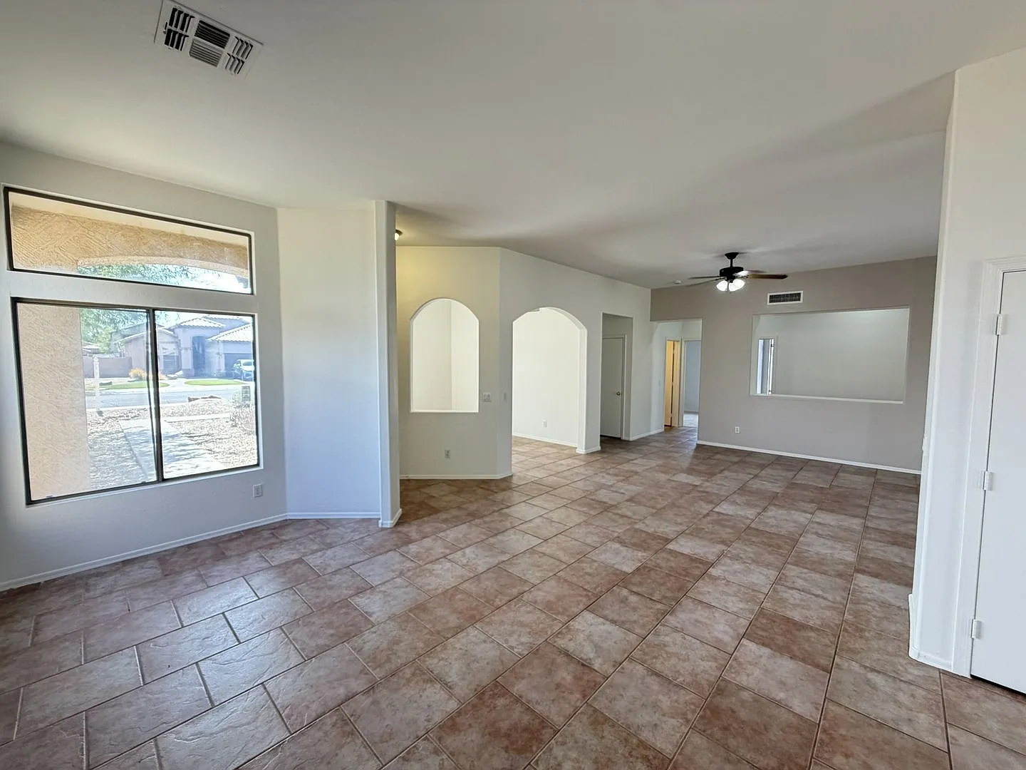 3-bedroom plus den 2-bathroom, 3 car garage! Spacious Backyard! — Photo 3
