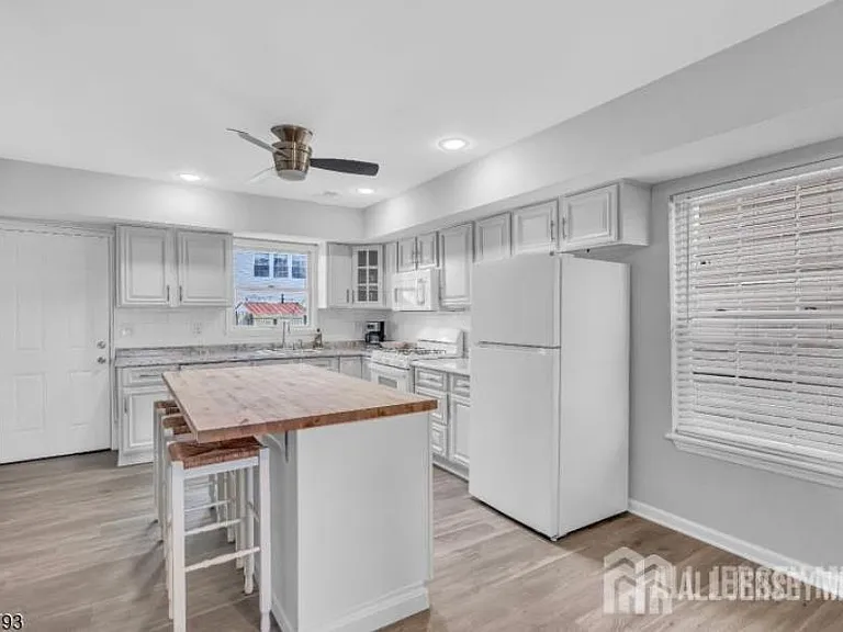 28 Bay Ave — Photo 9