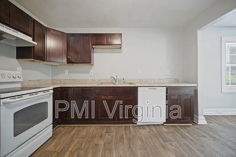 4 bed, 1.5 bath, 1200 sqft, $1,700 — Photo 4