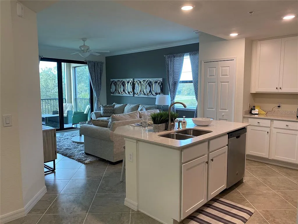3 bed, 2.0 bath, 1286 sqft, $6,200 — Photo 3