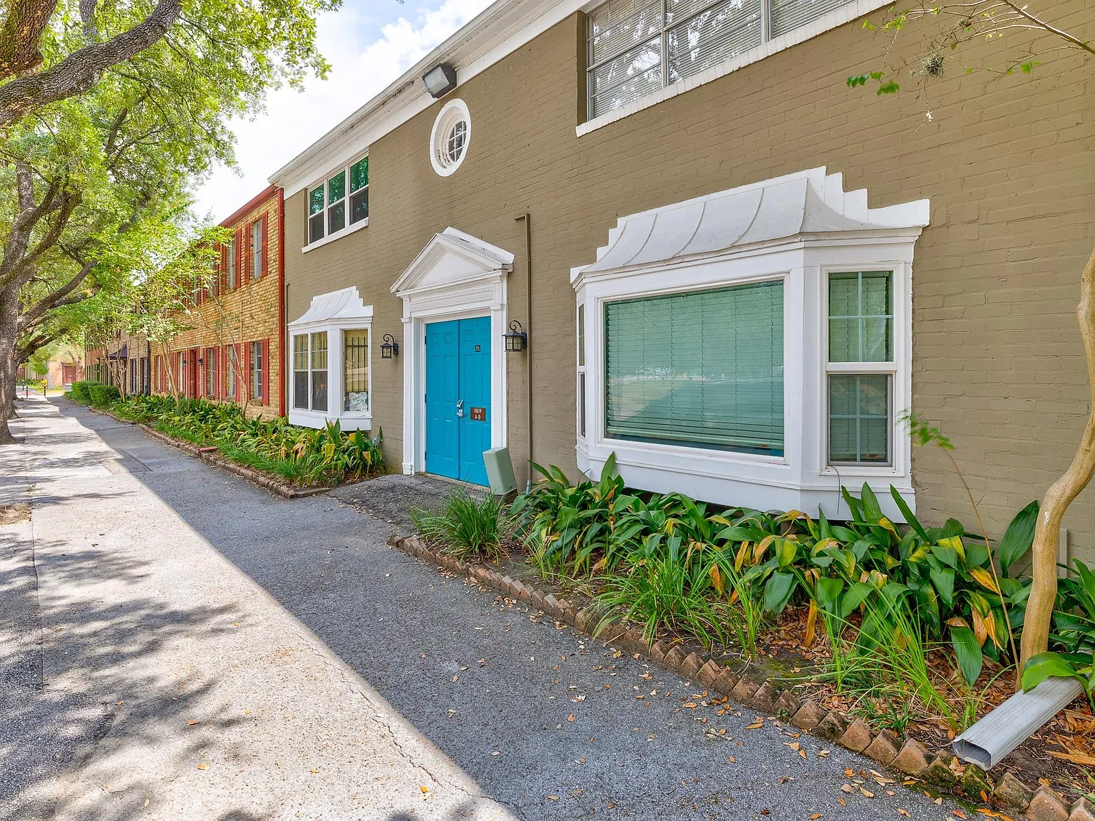 1 bed, 1.0 bath, 664 sqft, $1,195 — Photo 2