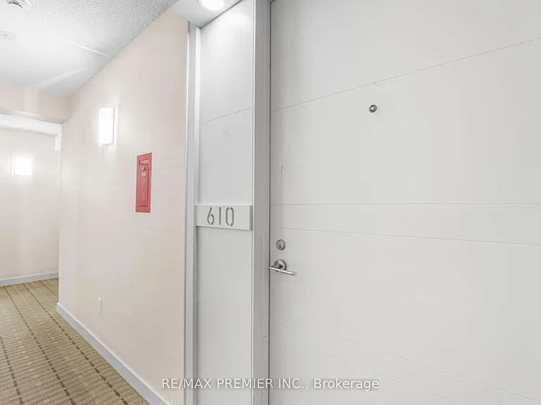 37 Grosvenor St #610 — Photo 2