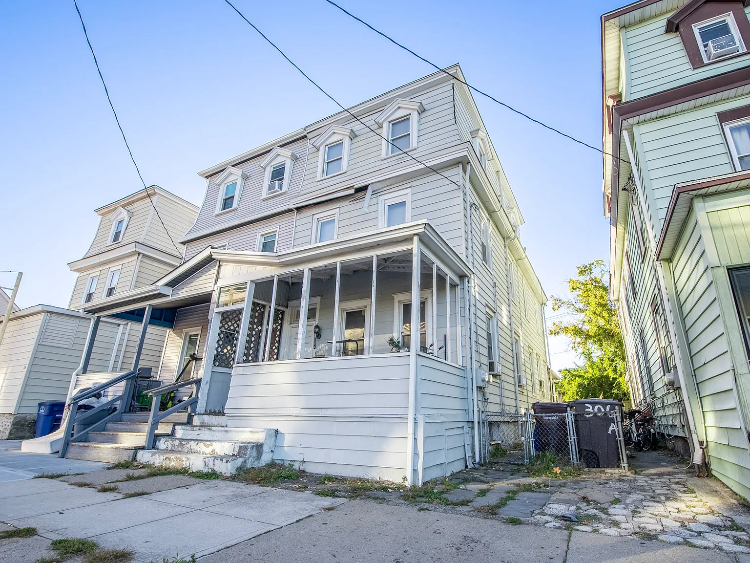 304 N Pavilion Ave - 2 — Photo 1