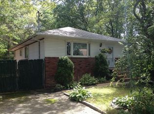 94 Oak Ave, Shirley, NY 11967