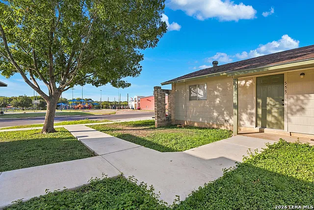 2 bed, 1.0 bath, 800 sqft, $900 — Photo 2