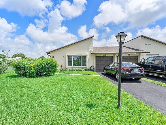 3rd image of 5429 Mirror Lakes Blvd