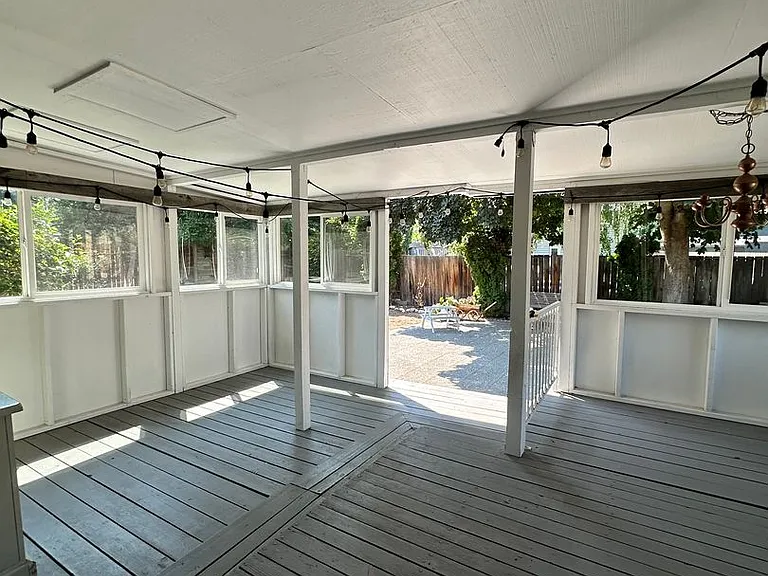 18 N Western Ave — Photo 23