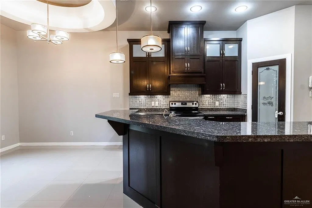 4 bed, 2.5 bath, 1839 sqft, $2,500 — Photo 4