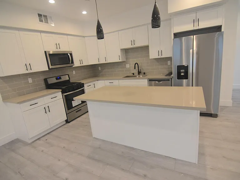 13822 Oxnard St — Photo 2