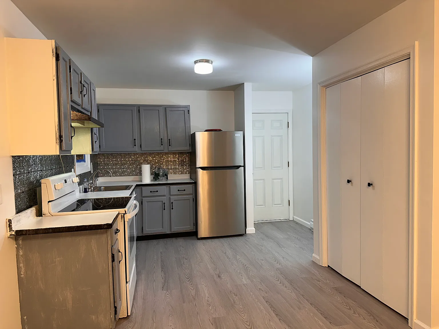 4 bed, 2300 sqft, $2,000 — Photo 3