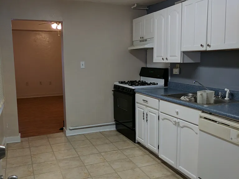 Cozy 2 Bedroom Apartment with Backyard Patio and Central Air Conditioning in South Side, Pittsbur... — Photo 8