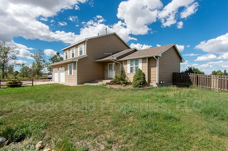 6 bed, 3.0 bath, 2471 sqft, $3,295 — Photo 2