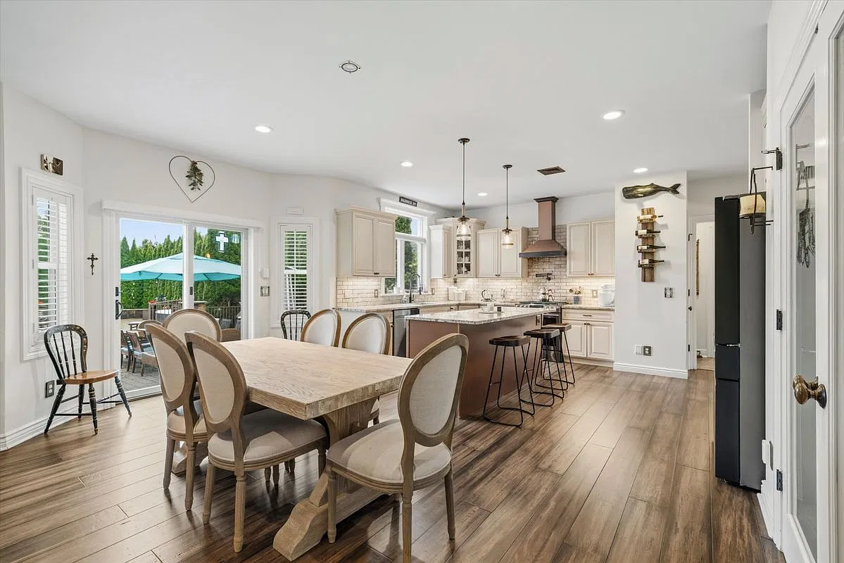 4 bed, 2.5 bath, 3190 sqft, $7,500 — Photo 2