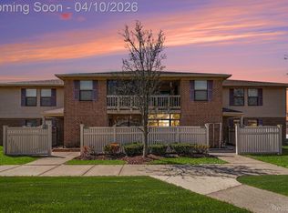 61156 Greenwood Dr, South Lyon, MI