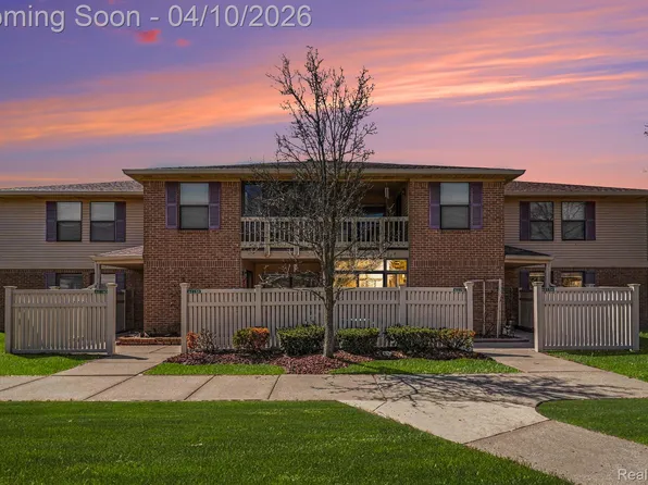 61156 Greenwood Dr, South Lyon, MI 48178