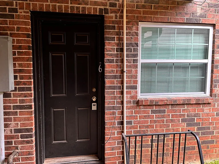 320 E Edwards St #6 — Photo 4
