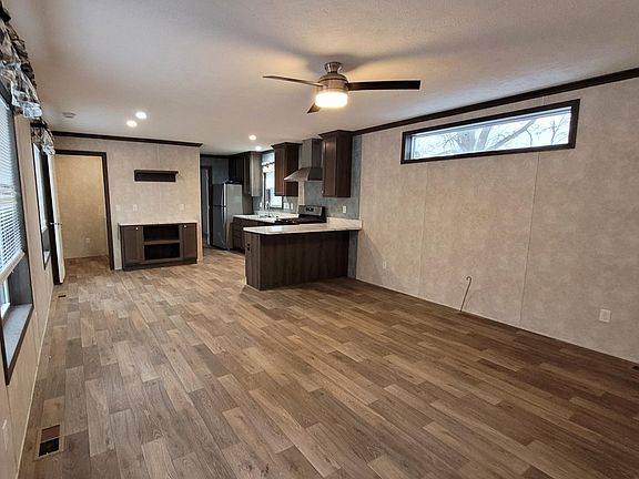 2nd image of 582 Courtland Ln #200