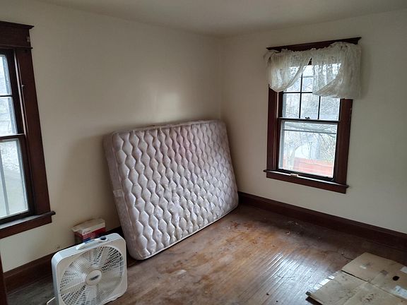3rd image of 352 Parkridge Ave