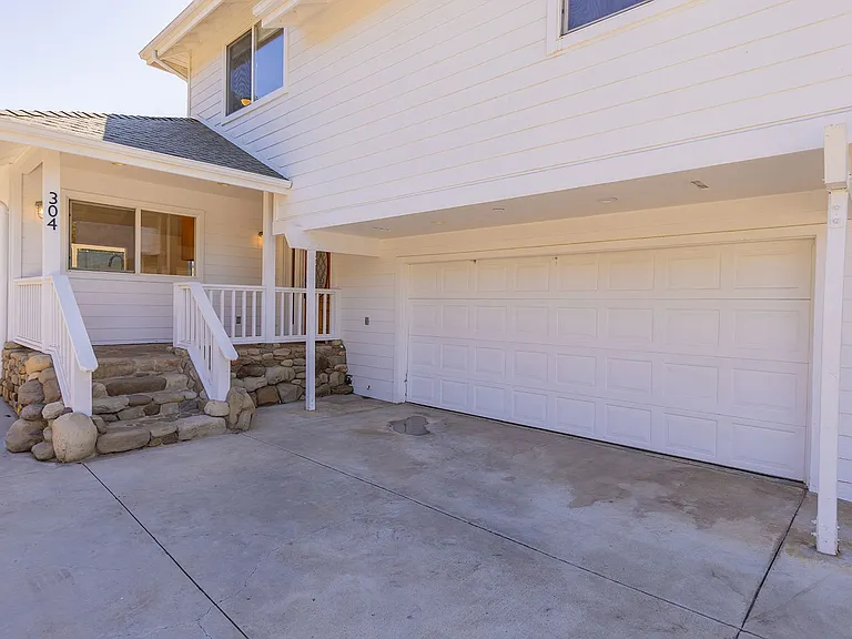304 El Conejo Dr — Photo 1