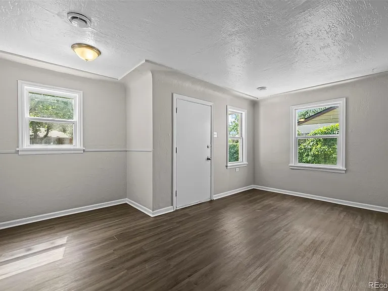 1545 Xanthia St — Photo 5