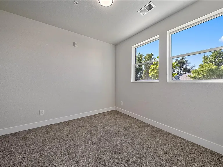 1322 Benton St — Photo 16