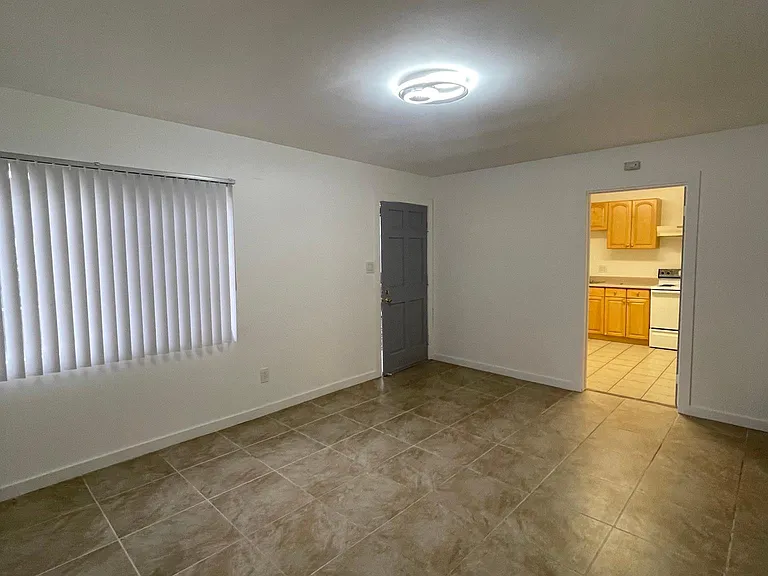 217 E Taylor St — Photo 9