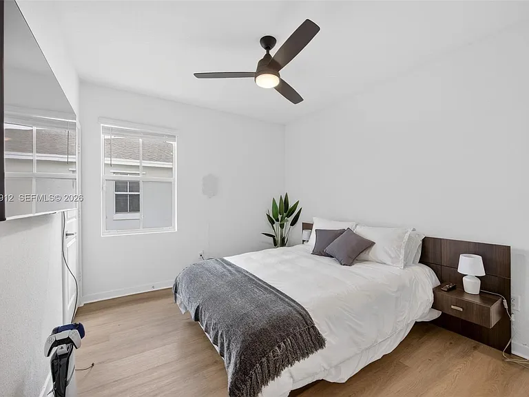 826 SE 17th St — Photo 33