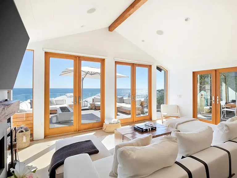 Blending luxury and modern simplicity.